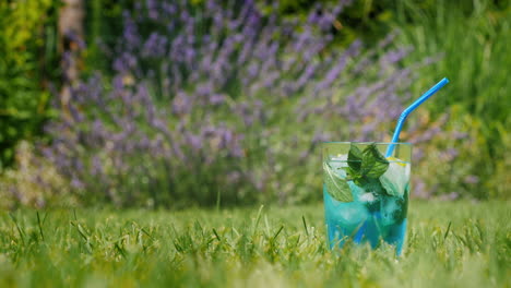 cóctel azul en un jardín