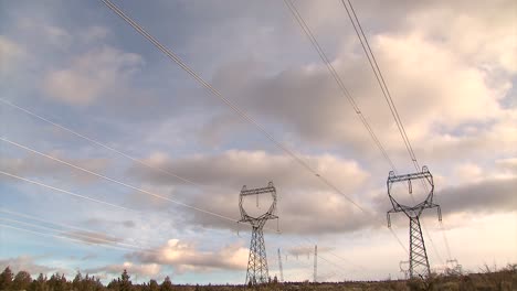 Transformadores-De-Líneas-Eléctricas-Aéreas-En-Medio-De-La-Nada