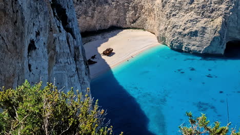 Static-view-on-the-Navajo-ship-wrecks-on-the-white-beach-with-turquoise-water-in-Greece,-colorful-and-with-copy-space