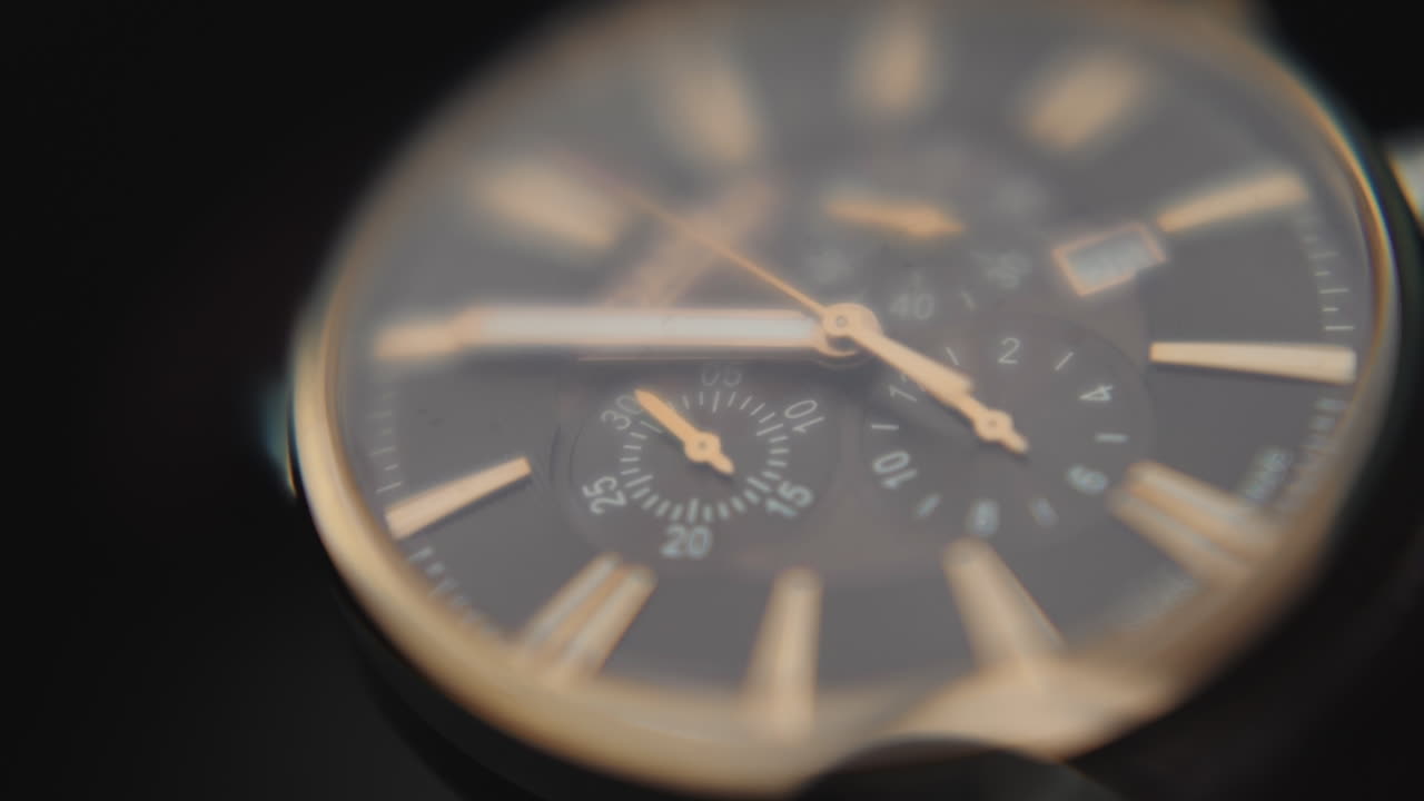 reloj de pulsera elegante para hombres con reloj negro y decoración dorada