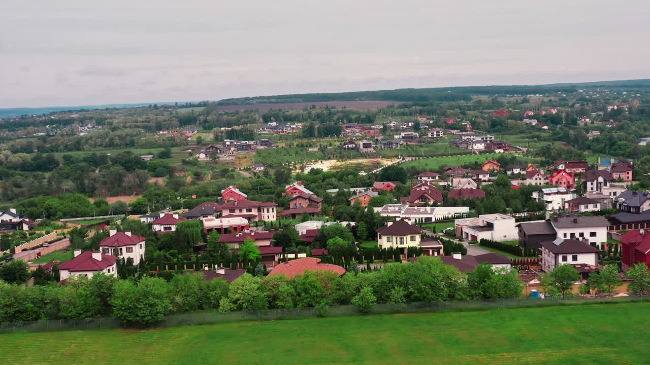 고가의 프리미엄 클래스 주택이 있는 오두막 동네의 드론 촬영.