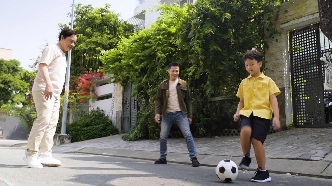 아시아 남자 들 과 소년 들 이 야외 에서 재미 를 느끼고 있다