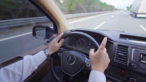 Beim-Fahren,-Im-Auto-Beim-Cruisen-Auf-Der-Straße.