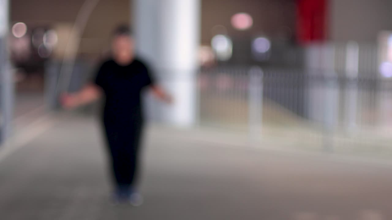 로프 점프 루틴을 수행하는 사람