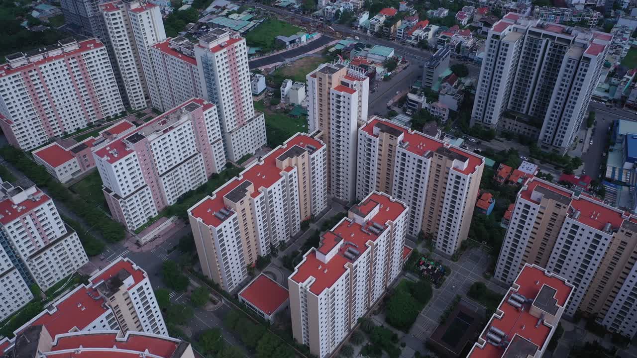 vuelo aéreo sobre un gran desarrollo residencial moderno en un día soleado en la ciudad de ho chi minh, vietnam