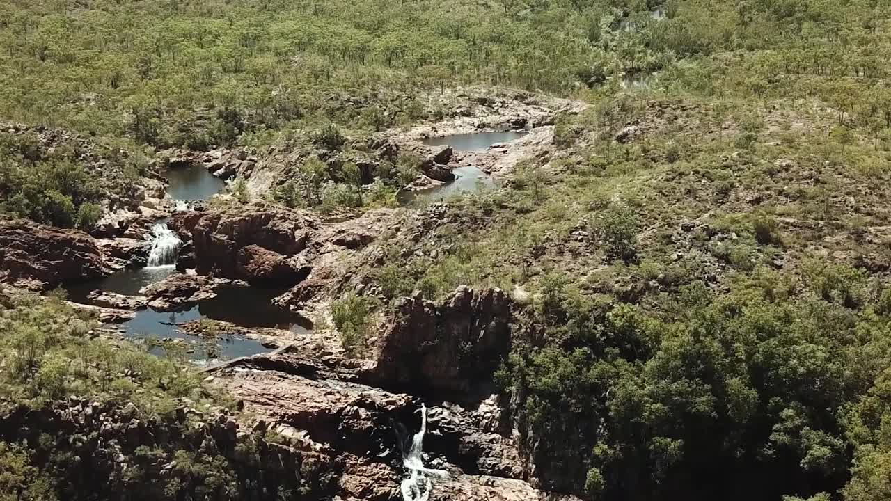 dron aéreo cataratas de darwin avanzando hacia abajo