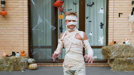 niño disfrazado en halloween