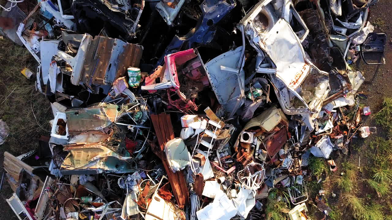 고철, 자동차 부품, 문, 범퍼 등 많은 잔해 더미