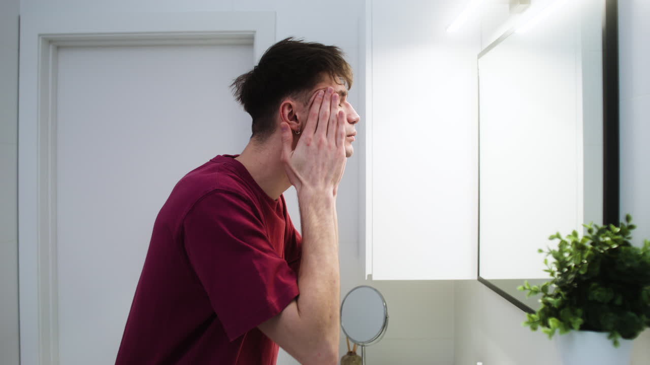 화장실에 있는 남자