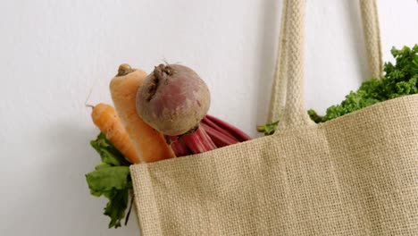 verduras frescas en bolsas de comestibles 4k