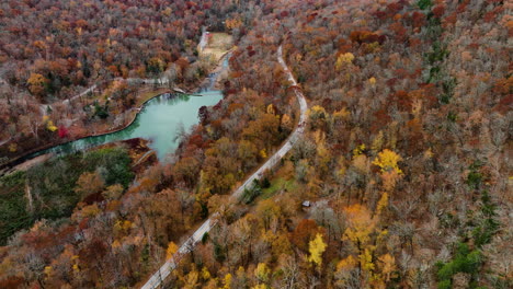 Río-Y-árboles-De-Otoño-En-Las-Montañas-De-La-Carretera-Cerca-Del-Parque-Estatal-Devil&#39;s-Den,-Arkansas,-Estados-Unidos