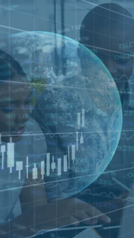 animación del procesamiento de datos financieros en todo el mundo y diversos colegas de negocios en la oficina