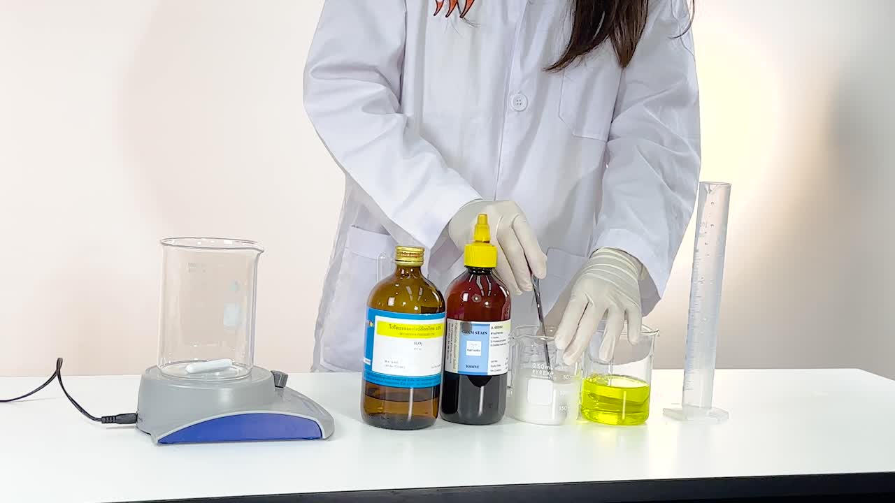 demostrando la reacción química con yodo y vitamina c