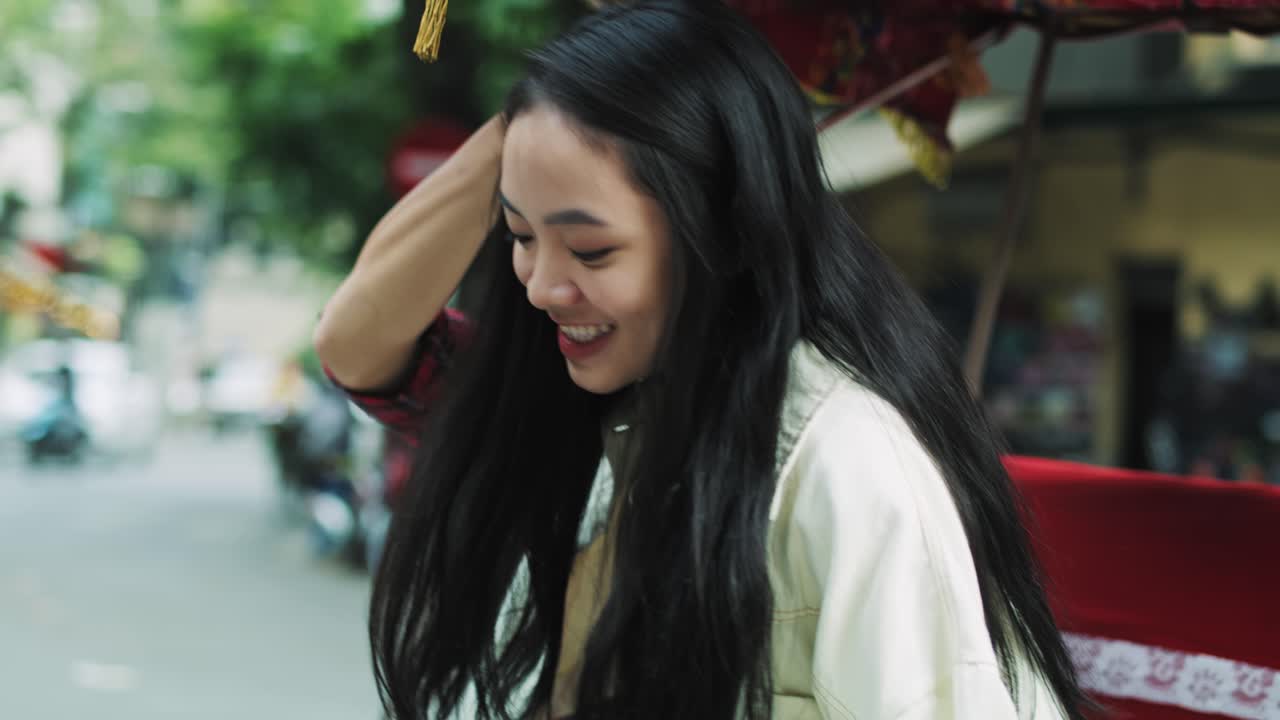 릭샤 를 타고 여행 하는 베트남 부부 의  ⁇ 드헬드 뷰