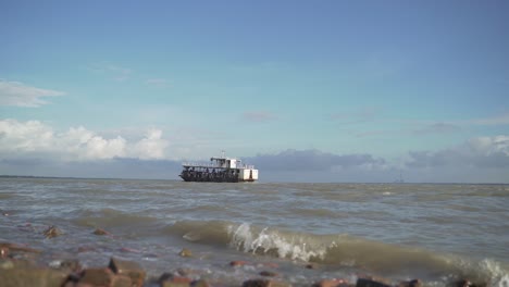 Schiffe-Fahren-über-Den-Fluss-Ganges,-Der-Die-Mündung-Des-Flusses-Ganges-Darstellt