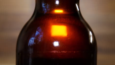 burbujas de cerveza lager oscura que se elevan en una vista de primer plano macro