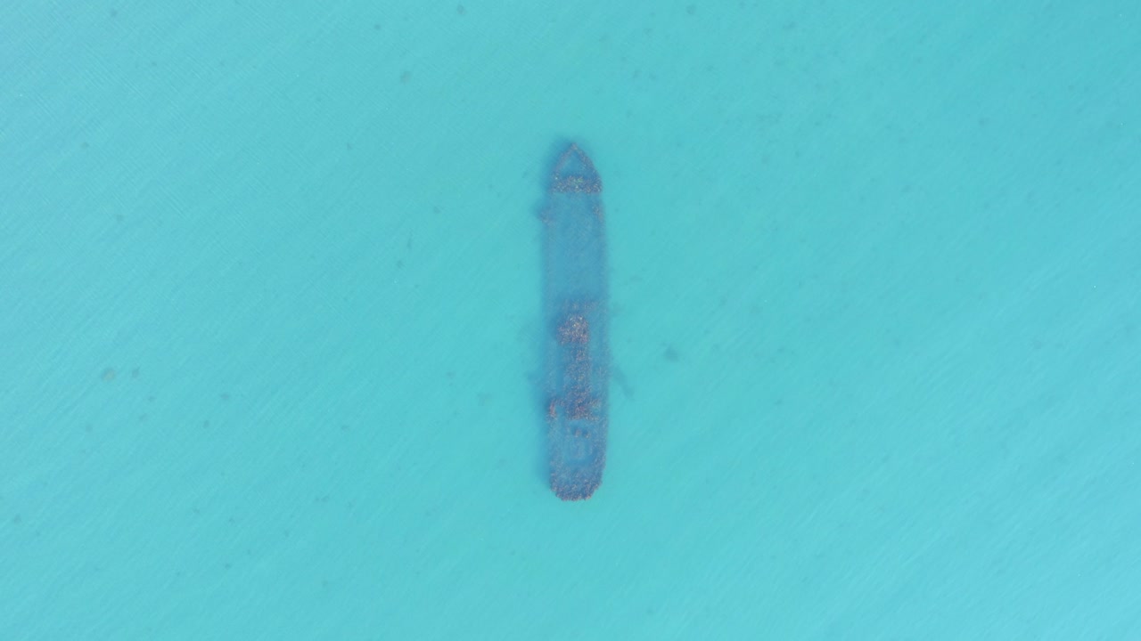 sobre un barco hundido en aguas azules del fiordo stoovarfjorour en islandia, ogano