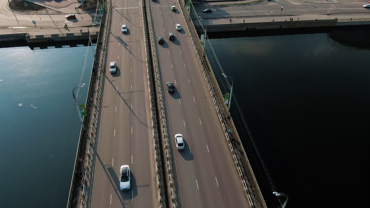puente de carretera sobre el río con tráfico