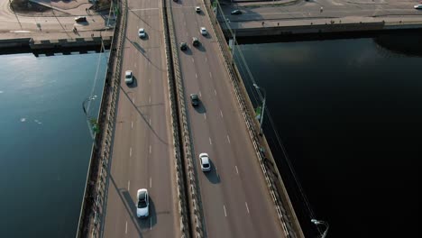 puente de carretera sobre el río con tráfico