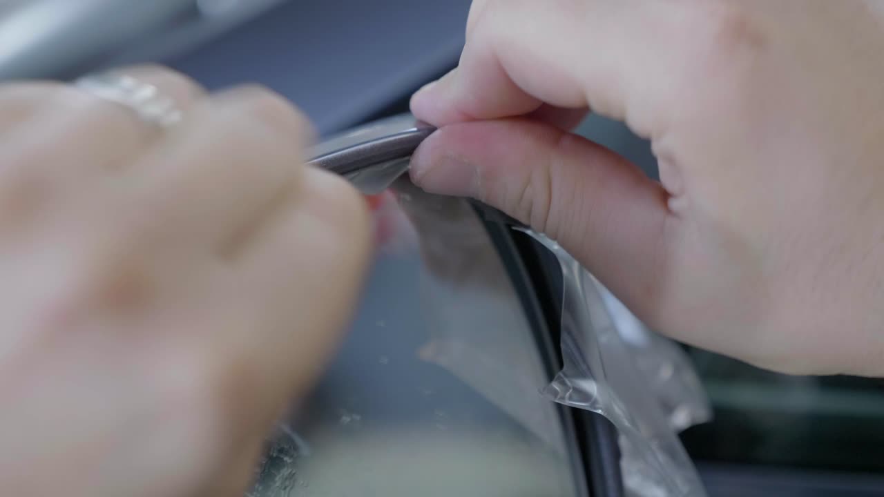 외부 뒷면에 자동차 포장 포일을 조심스럽게 포장합니다.