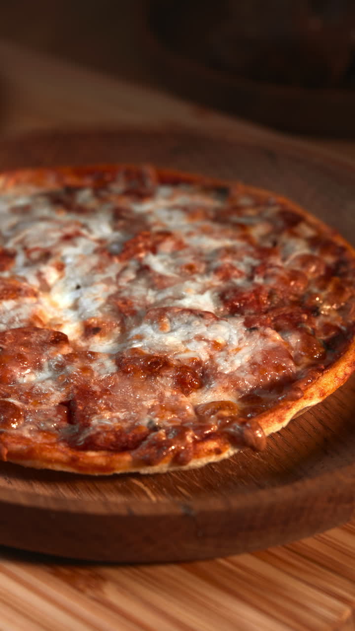 Servire una deliziosa pizza al formaggio su un piatto rustico di legno