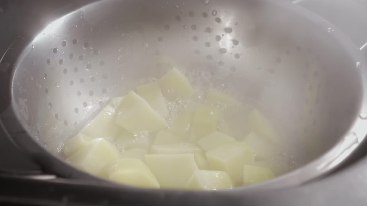 Tilbereder smakfulle stekte poteter til en deilig vegetarmiddag