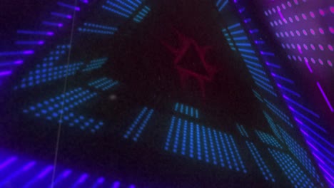 Animation-Einer-Dreieckigen-Blauen-Und-Rosa-3D-Lichtanzeige,-Die-Auf-Schwarzem-Hintergrund-Blinkt-Und-Sich-Bewegt