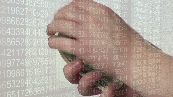 Conteggio di banconote in dollari a mano