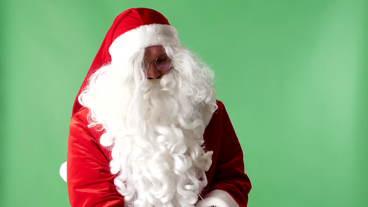 산타클로스는 빨간 가방에서 지폐 한 어리를 가져갑니다.