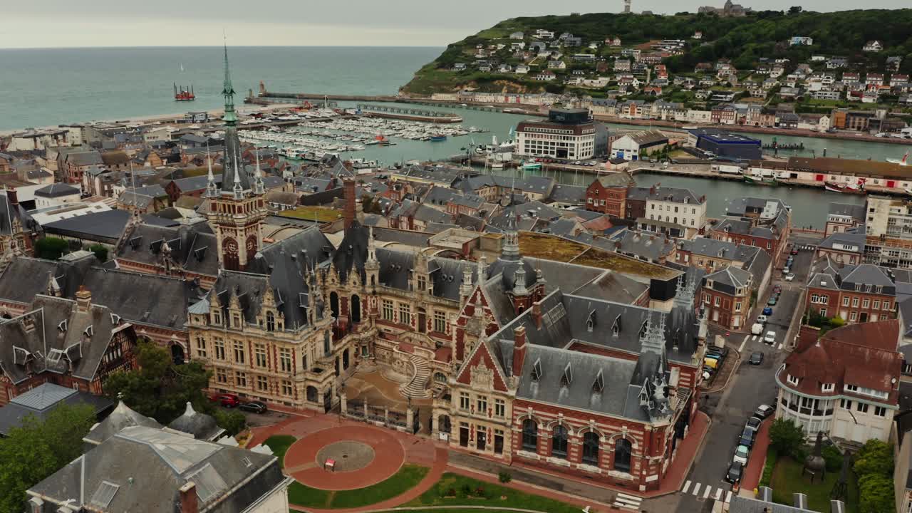 항구 와 역사적 인 건물 들 이 있는 유럽 해안 도시 의 공중 사진