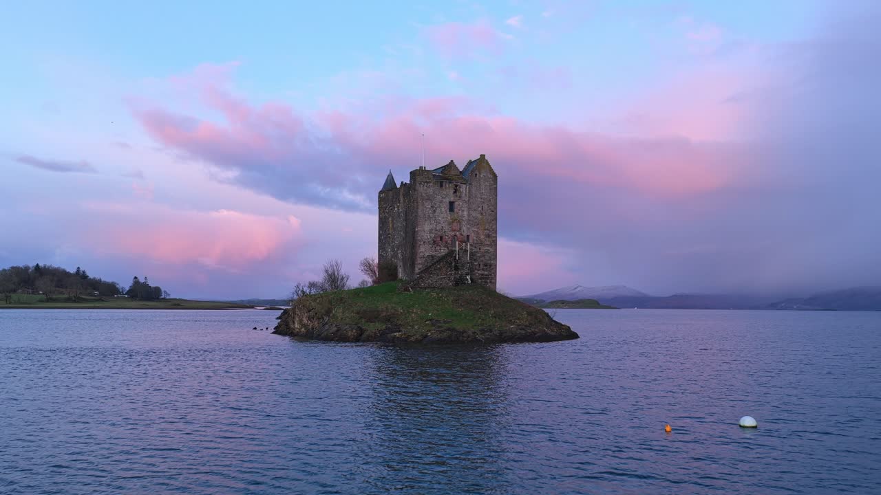 Castello Stalker che si riflette sul Loch Laich all'alba in Scozia