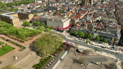 Paisaje-Urbano-De-Metz-En-Francia,-Inclinación-Aérea-Hacia-Arriba-Que-Revela-La-Ciudad-Soleada