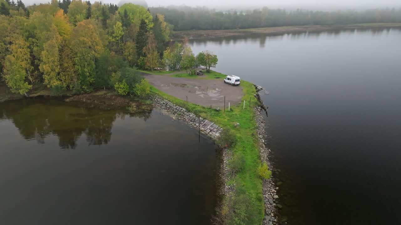 스웨덴 의 안개 가 가득 한 아침 에 밀집 한 가을 의 숲 이 있는 조용 한 해안 에 있는  ⁇ 색 밴