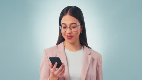 Frau,-Telefonanruf-Und-Gesicht-Im-Studio-Mit-Lächeln