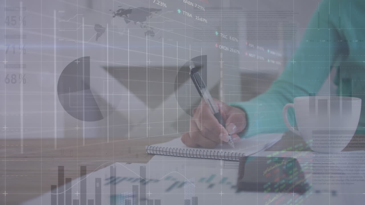 animación de gráficos, mapa, tablero de intercambio sobre mujer biracial escribiendo en el bloc de notas mientras disfruta del café