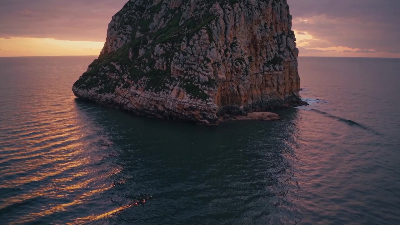 Vista aerea di una maestosa roccia marina nell'oceano al tramonto