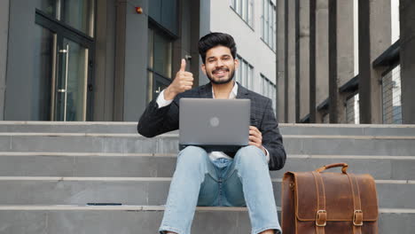 hombre de negocios trabajando al aire libre en una computadora portátil