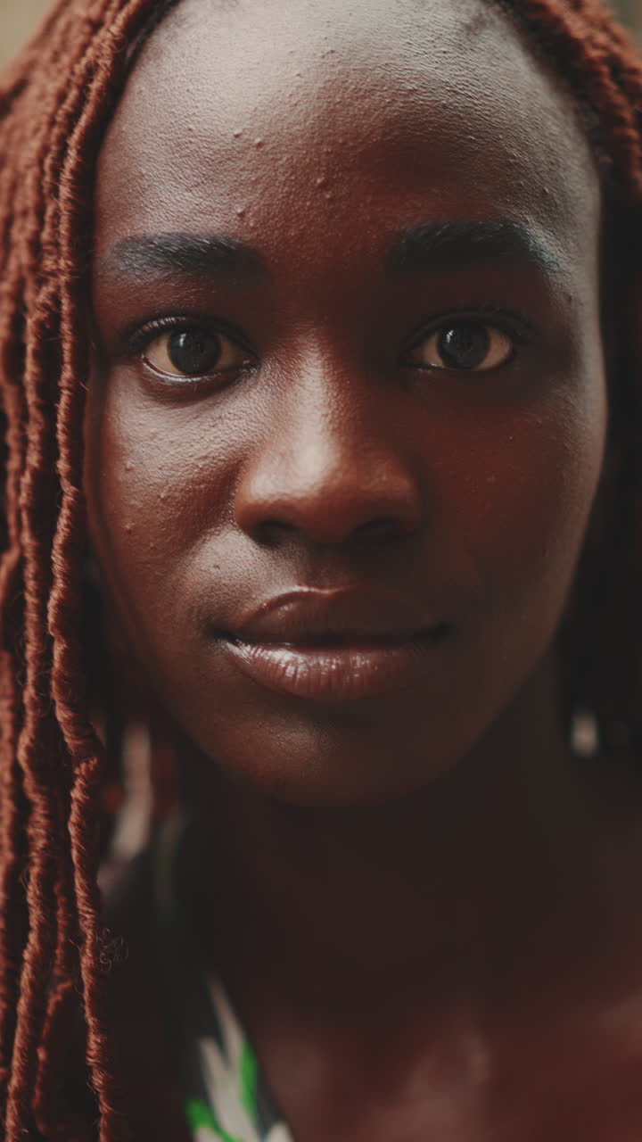 Ritratto di una bellissima donna con i dreadlocks