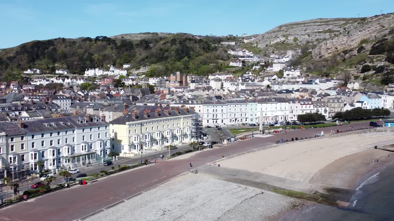 llandudno, ciudad costera costera, hoteles en el paseo marítimo frente a la playa, vista aérea panorámica a la derecha
