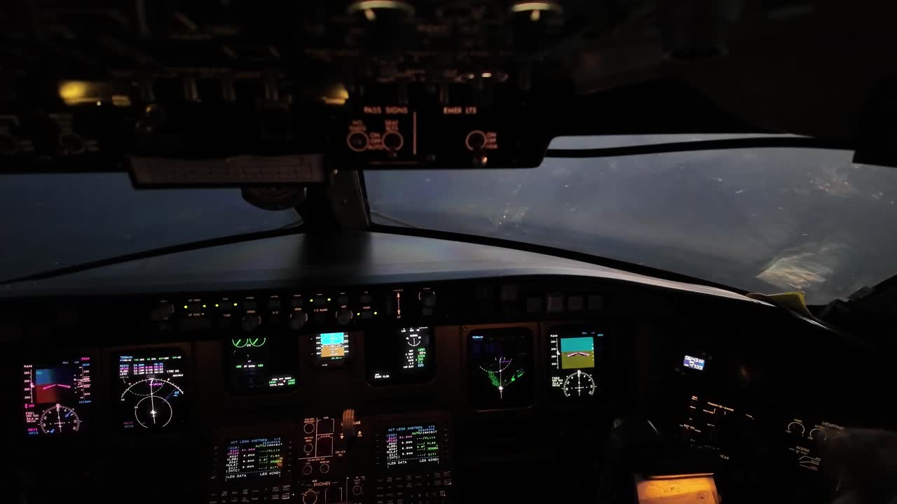 dentro de una cabina de avión durante un vuelo nocturno