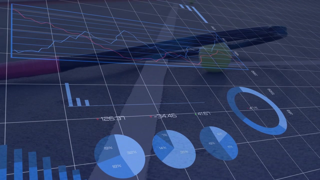 Kameraet panorerer til højre og afslører et data-HUD, der svæver og animerer diagrammer over en pennesfære, der viser data.