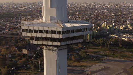 Imágenes-Aéreas-Que-Pasan-Por-La-Parte-Superior-De-La-Torre-Espacial-En-La-Ciudad-De-Buenos-Aires-Con-Una-Vista-De-La-Ciudad-Al-Fondo