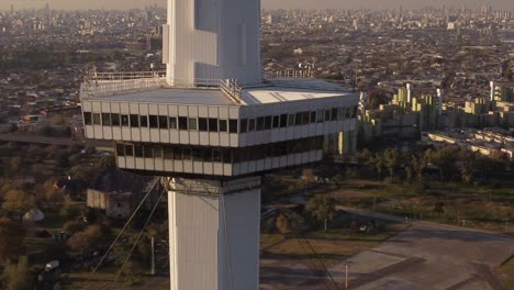 imágenes aéreas pasando por la cima de la torre espacial en la ciudad de buenos aires con una vista de la ciudad al fondo