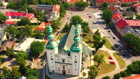 vista panorámica aérea superior del centro histórico de la ciudad vieja de lowicz con la plaza del mercado rynek, el antiguo ayuntamiento, el nuevo ayuntamiento, edificios coloridos con fachada multicolor y techos de tejas, polonia