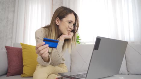 una mujer comprando en línea.