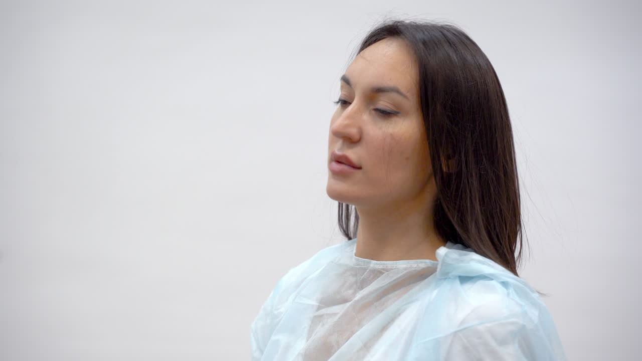 doctora poniéndose la máscara médica