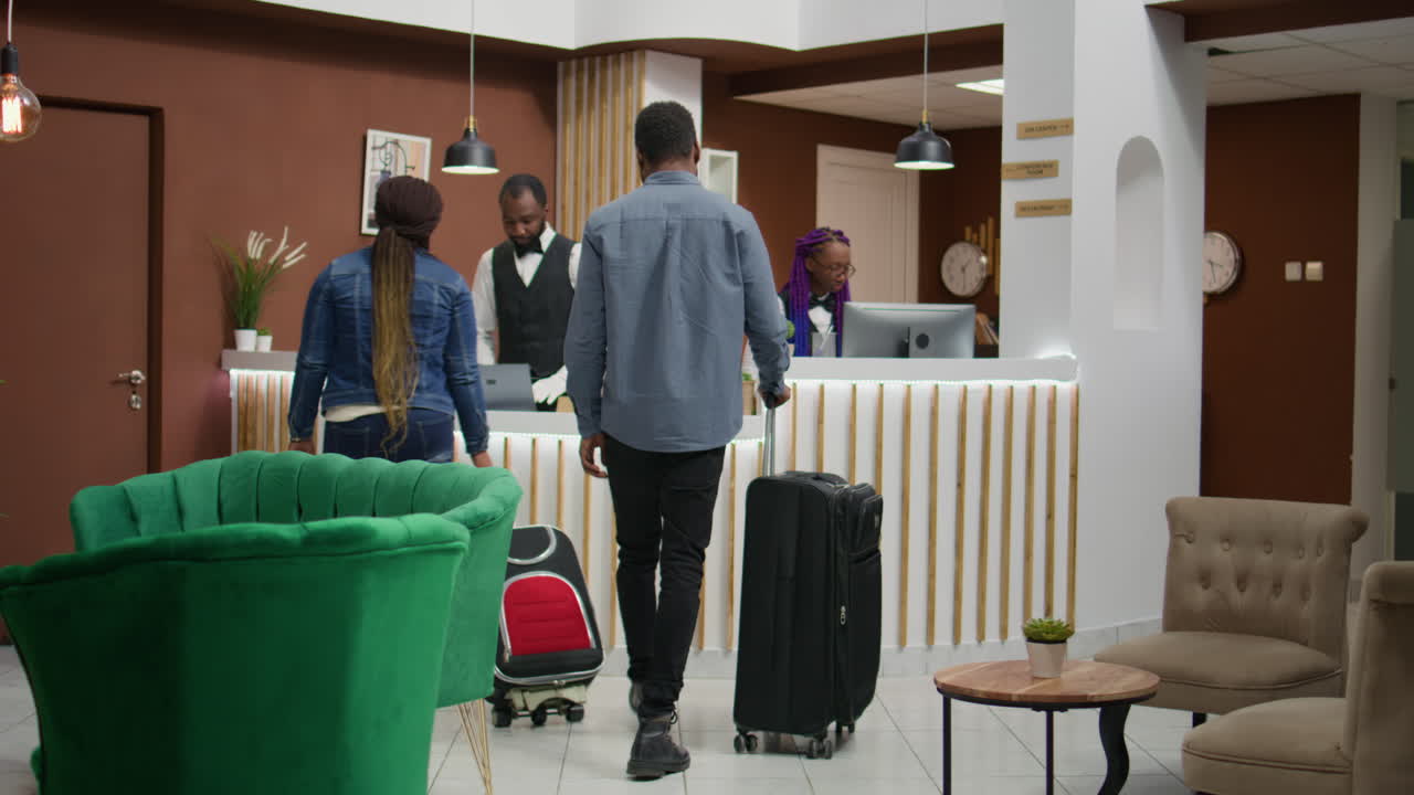 афроамериканцы прибывают в отель