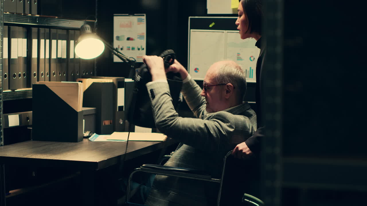 마비된 고위 검사들이 사건실에서 기밀 사건 기록을 검토하고 있습니다.