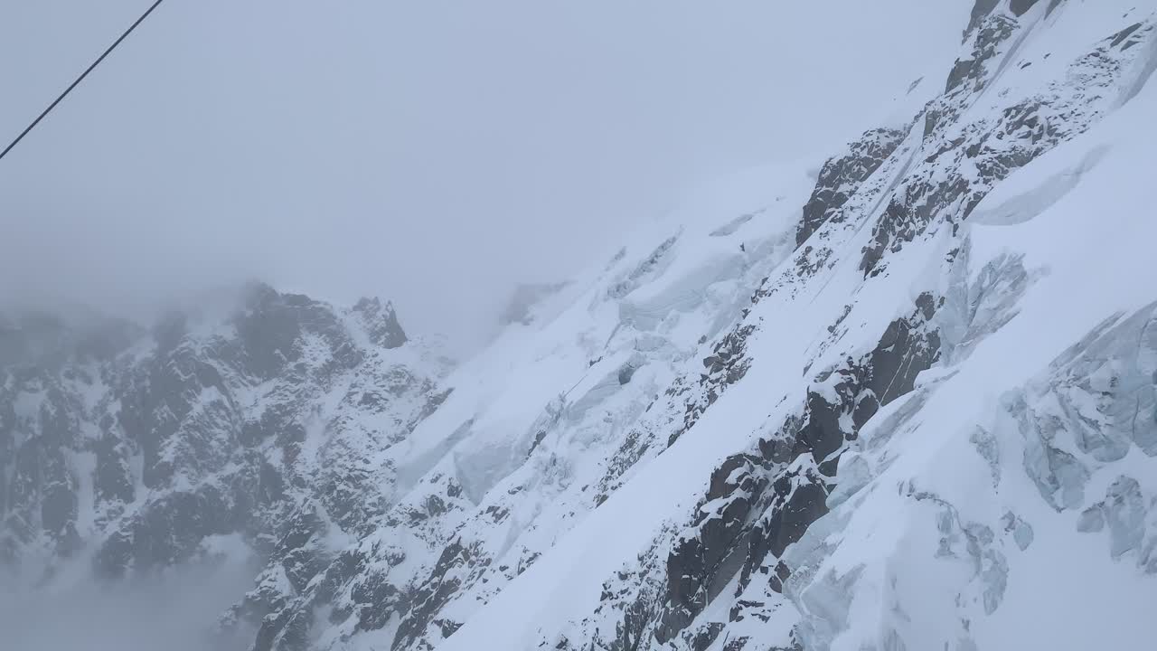 케이블카를 타고 몽블랑으로 오르락내리락하는 샤모니 마을의 아름다운 전망