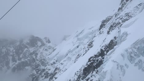 Wunderschöne-Aussicht-Auf-Die-Stadt-Chamonix,-Wenn-Man-Mit-Der-Seilbahn-Zum-Mont-Blanc-Fährt